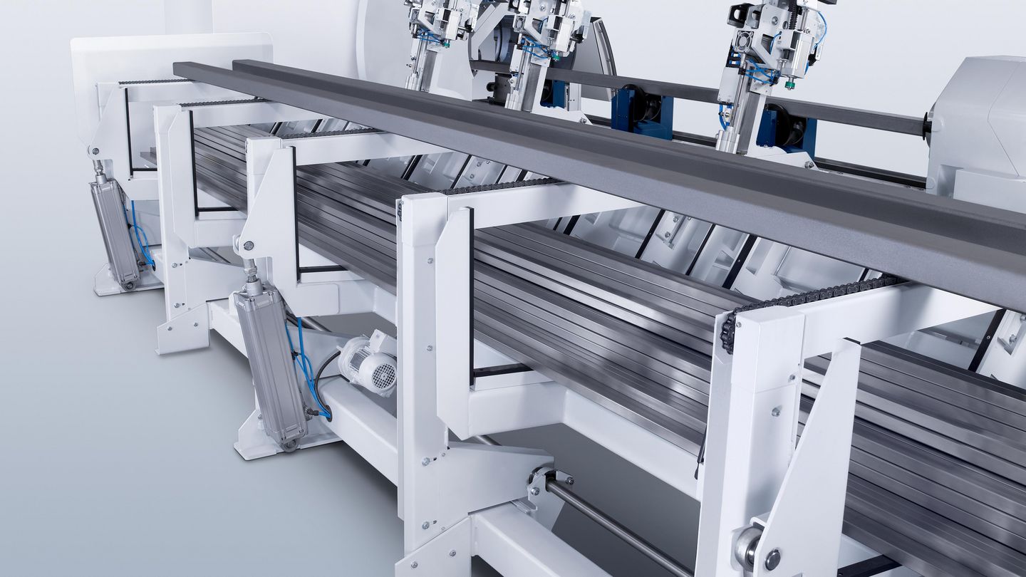 TruLaser Tube 7000 上的 LoadMaster Tube：摇进传送段